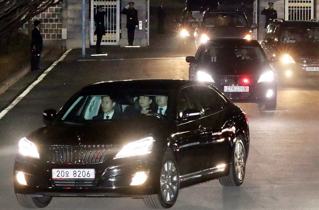헌정사상 최초로 탄핵된 박 전 대통령이 2017년 3월 12일 어둠이 짙게 깔린 청와대를 떠나 서울 삼성동 사저로 향하고 있다. 고영권기자