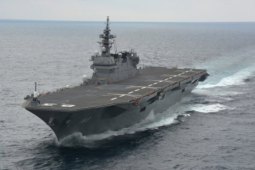일본 해상자위대 헬기 항모 이즈모함이 훈련을 위해 이동하고 있다. 일본 해상자위대 제공