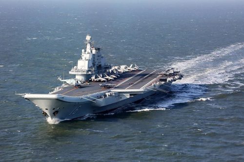 중국 해군 항공모함 랴오닝호가 원양훈련을 위해 남중국해로 이동하고 있다. 게티이미지