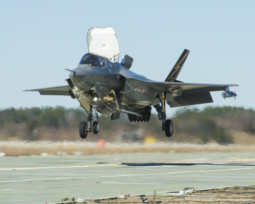 미국의 수직이착륙 스텔스 전투기 F-35B가 훈련을 위해 수직으로 이륙하고 있다. 미국 해군 제공