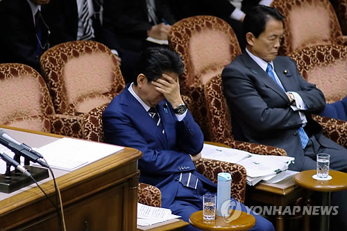 고개숙인 두 남자, 아베 총리(왼쪽)와 아소 부총리 [AFP=연합뉴스 자료사진]