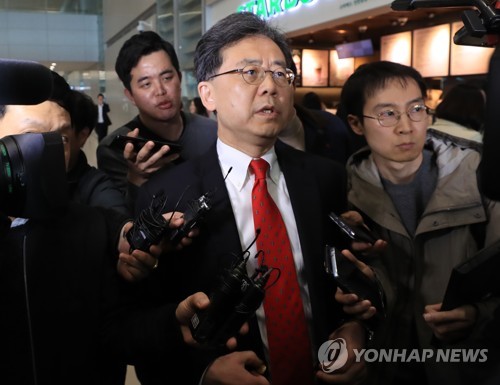 한미 협상 결과는 (영종도=연합뉴스) 서명곤 기자 =  미국에서 한미 자유무역협정(FTA) 개정과 철강 관세 면제를 연계한 마라톤 협상을 벌인 김현종 통상교섭본부장이 25일 오후 인천국제공항을 통해 귀국하며  취재진의 질문에 답하고 있다.  seephoto@yna.cokr