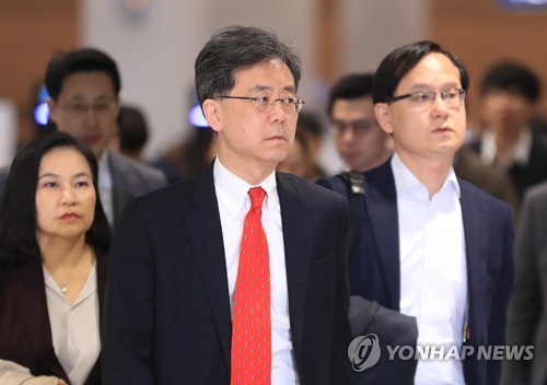 협상마치고 귀국하는 김현종 (영종도=연합뉴스) 서명곤 기자 =  미국에서 한미 자유무역협정(FTA) 개정과 철강 관세 면제를 연계한 마라톤 협상을 벌인 김현종 통상교섭본부장이 25일 오후 인천국제공항을 통해 귀국하며 협상 결과에 대해 답하고 있다.  seephoto@yna.cokr