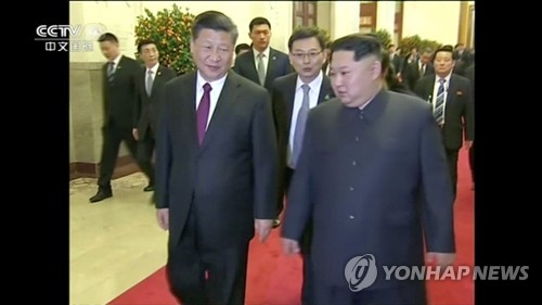 김정은 노동당 위원장이 부인 리설주와 함께 25-28일 중국을 방문했다고 북한 조선중앙통신이 28일 보도했다. 사진은 대화를 나누고 있는 김정은 노동당 위원장(오른쪽쪽)과 시진핑 중국 국가주석. [CCTV/로이터=연합뉴스]