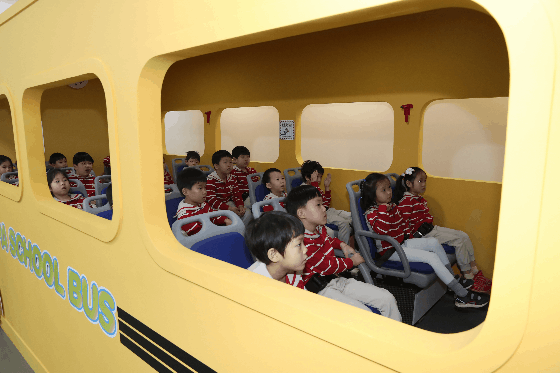어린이들이 2층 교통안전 체험관에서 급정지 상황 체험을 하고 있다. 우상조 기자