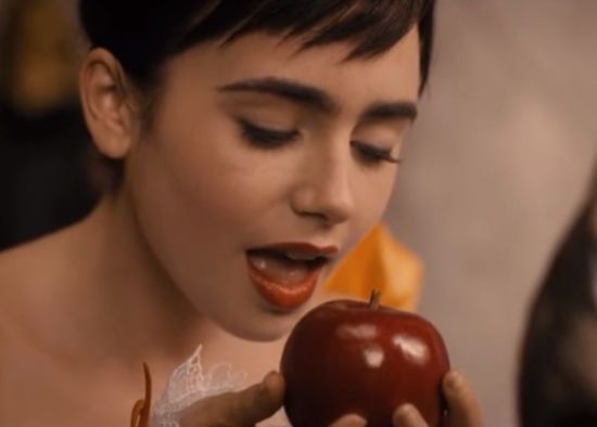 사과는 껍질을 깎아 먹어야 할까요? 껍질채 먹어야 할까요? 사진은 영화 '백설공주'의 한 장면.[사진=유튜브 화면캡처]