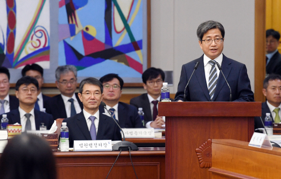 김명수 대법원장이 10일 서울 서초구 대법원에서 열린 국회 법제사법위원회 국정감사에 출석해 “사법행정권 남용 의혹의 진상을 밝혀 사법제도 개혁을 이루겠다”는 취지의 인사말을 하고 있다. 정연호 기자 tpgod@seoul.co.kr