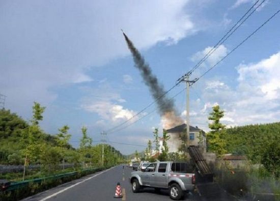 인공강우 물질을 넣은 포탄을 하늘에 쏘아올리는 모습(사진=중국 인민망)