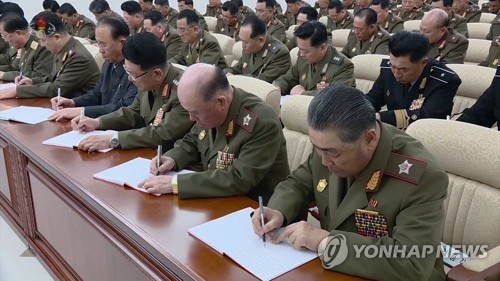 북한 노동당 중앙군사위 확대회의 모습 (서울=연합뉴스) 북한 조선중앙TV가 18일 공개한 노동당 중앙군사위원회 제7기 1차 확대회의 장면에서 북한군 수뇌부들이 회의에 참석한 모습. 맨 앞줄 오른쪽부터 김정각 군 총정치국장, 리명수 군 총참모장, 박영식 인민무력상, 리병철 정치국 후보위원, 정경택 국가보위상, 최부일 인민보안상. 당 군수공업부 제1부부장을 지낸 리병철(맨 앞줄 오른쪽에서 네 번째)은 인민복 차림으로 회의에 참석한 모습이다. 2018.5.18 [국내에서만 사용가능. 재배포 금지. For Use Only in the Republic of Korea. No Redistribution] nkphoto@yna.co.kr (끝)