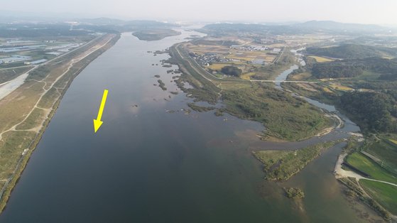 한강 이포보 개방 전 양화천 합류부 모습. [사진 환경부]