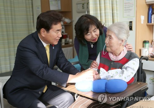 ë°±êµ°ê¸° ìš©ì¸ì‹œìž¥, ì˜¤í¬ì˜¥ ì§?ì‚¬ ë³‘ë¬¸ì•ˆ (ìš©ì¸=ì—°í•©ë‰´ìŠ¤) ê²½ê¸° ìš©ì¸ì´ ê³ í–¥ì¸ '3ä»£ ë…ë¦½ìš´ë™ê°?' ì˜¤í¬ì˜¥(92) ì§?ì‚¬ê°? ì„œìš¸ ì¤‘ì•™ë³´í›ˆë³‘ì›ì— ìž…ì›í•´ 9ê°œì›”ì§¸ íˆ¬ë³‘ì¤‘ì´ë‹¤. 19ì¼ ë°±êµ°ê¸° ìš©ì¸ì‹œìž¥(ì™¼ìª½)ì´ ë³‘ì›ì„ ì°¾ì•„ ì˜¤ ì§?ì‚¬(ì˜¤ë¥¸ìª½)ì™? í°ë”¸ì„ ìœ„ë¡œí•˜ê³  ìžˆë‹¤.  [ìš©ì¸ì‹œ ì œê³µ] hedgehog@yna.co.kr