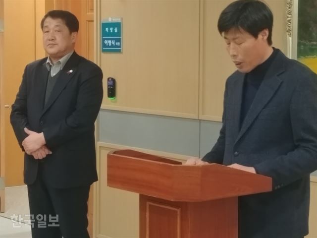 박종철 예천군의회 전 부의장이 미국 여행 가이드 폭행 사건에 대한 사과문을 읽고 있다. 왼쪽은 이형식 의장.