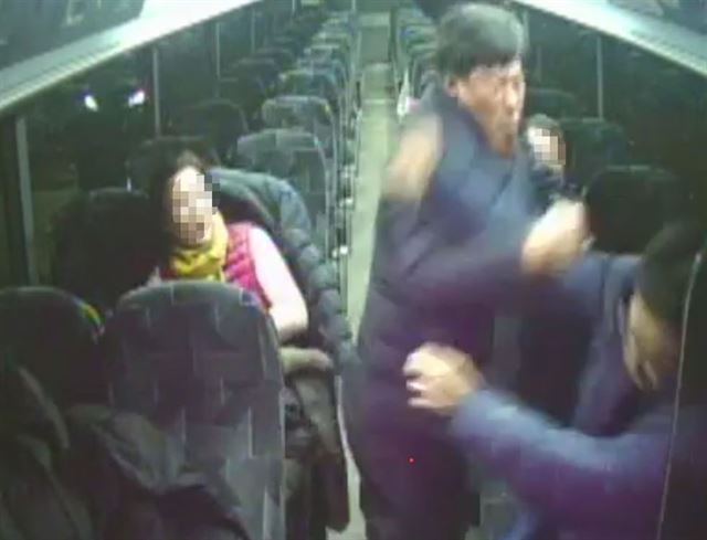 경북 예천군의회 박종철 전 부의장이 지난달 23일 캐나다 토론토 버스 앞자리에 앉아 있던 현지 가이드의 얼굴을 때리고 있다. 안동MBC 제공