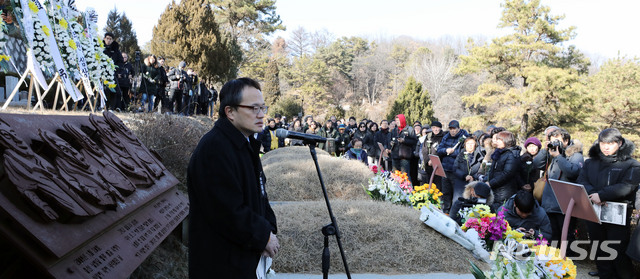 ã?ë‚¨ì–‘ì£¼=ë‰´ì‹œìŠ¤ã?‘ë°•ì£¼ì„± ê¸°ìž = ìš©ì‚°ì°¸ì‚¬ 10ì£¼ê¸°ë¥¼ ë§žì?  ì§?ë‚œ 20ì¼ ì˜¤í›„ ê²½ê¸°ë„ ë‚¨ì–‘ì£¼ì‹œ ë§ˆì„ ëª¨ëž?ê³µì› ì—´ì‚¬ ë¬˜ì—­ì—ì„œ ì—´ë¦° 'ìš©ì‚°ì°¸ì‚¬ 10ì£¼ê¸° ì¶”ëª¨ì œ' ì—ì„œ ë”ë¶ˆì–´ë¯¼ì£¼ë‹¹ ë°•ì£¼ë¯¼ ì˜ì›ì´ ì°¸ì„í•´ ì¶”ëª¨ì‚¬ë¥¼ í•˜ê³  ìžˆë‹¤.  2019.01.20. park7691@newsis.com