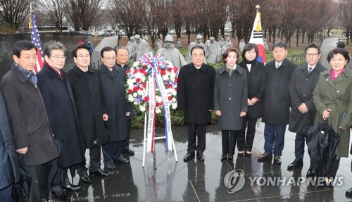 문 의장과 여야 지도부, 대미 의회정상외교 일정 시작 (워싱턴=연합뉴스) 김주형 기자 = 대미 의회정상외교에 나선 문희상 국회의장(왼쪽 여섯번째)과 여야 지도부들이 11일(현지시간) 미국 워싱턴 내셔널 몰 서편 웨스트포토맥 공원에 있는 한국전참전용사기념비를 참배를 마친 뒤 기념촬영을 하고 있다.       왼쪽부터 더불어민주당 진영 의원, 자유한국당 강석호 의원, 민주평화당 정동영 대표, 더불어민주당 이해찬 대표, 자유한국당 김재경 의원, 문 의장, 자유한국당 나경원 원내대표, 정의당 이정미 대표, 바른미래당 김관영 원내대표, 바른미래당 정병국 의원, 민주평화당 박주현 의원. 2019.2.12 kjhpress@yna.co.kr