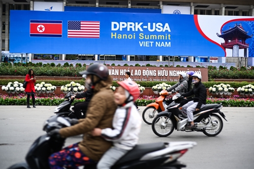 (í•˜ë…¸ì´ AFP=ì—°í•©ë‰´ìŠ¤) 24ì¼(í˜„ì§?ì‹œê°„) ë² íŠ¸ë‚¨ í•˜ë…¸ì´ ë„ì‹¬ì— 2ì°¨ ë¶ë¯¸ì •ìƒíšŒë‹´ì„ ì•Œë¦¬ëŠ” í™ë³´ í˜„ìˆ˜ë§‰ì´ ë‚´ê±¸ë ¤ ìžˆë‹¤.