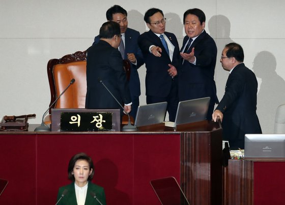 12일 서울 여의도 국회 본회의장에서 열린 제367회 임시회 본회의 나경원 자유한국당 교섭단체 대표연설에서 ‘문재인 대통령, 김정은 수석대변인’ 발언에 여야 의원들의 충동이 벌어졌다. [뉴스1]