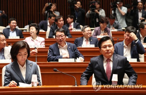 왼쪽부터 자유한국당 나경원 원내대표, 황교안 대표 연합뉴스 자료 사진