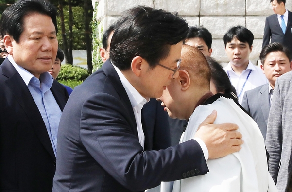 자유한국당 황교안 대표가 11일 국회에서 삭발식을 마친 박인숙 의원의 어깨를 두드리고 있다. /뉴시스