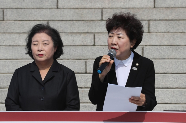 11일 삭발식을 하기 전 성명서를 읽는 자유한국당 박인숙(오른쪽) 의원. 김숙향 동작갑 당협위원장(왼쪽)도 이날 박 의원과 함께 삭발했다./연합뉴스