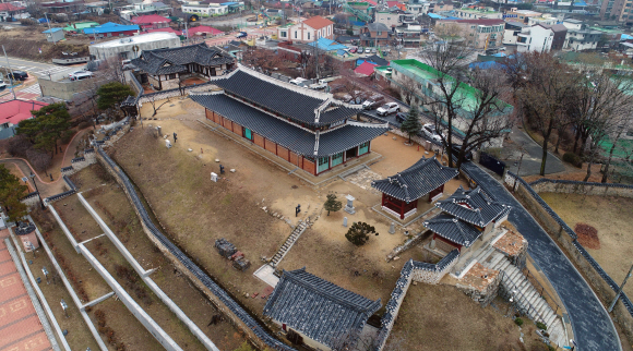 인천 강화군 강화읍에 자리한 강화성공회성당은 ‘성당’이라는 이름과 달리 나무기둥에 기와지붕을 얹은 한옥 형태로 불교 사찰에 가까운 모습을 하고 있다. 강화읍 좌청룡에 해당하는 능성에 ‘외삼문-내삼문-본당-사제관’을 일렬로 배치했다.