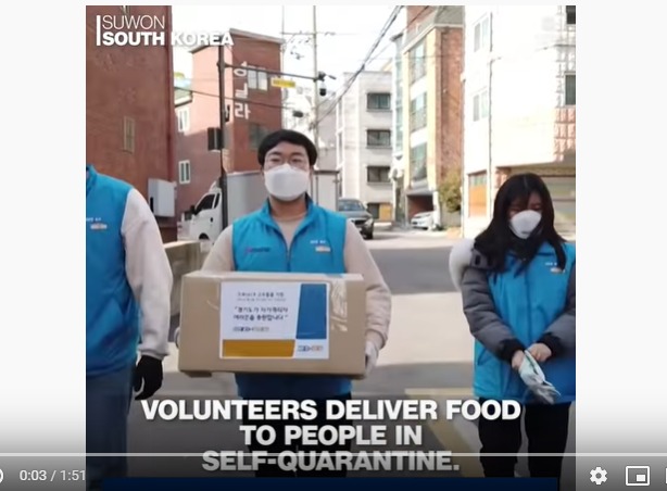 자가격리자들에게 음식이 든 상자를 가져다 주는 경기도 자원봉사자들 <유튜브 영상 갈무리 >