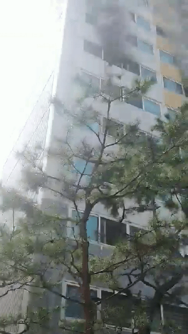 아파트 베란다 매달린 20대 남성〈영상=주민 제공〉