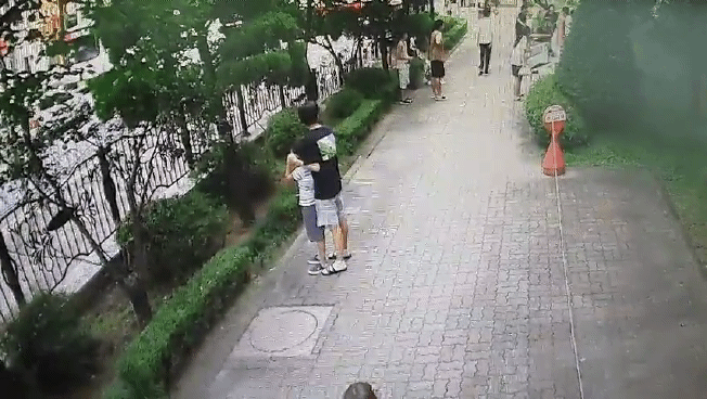 이불 펼치는 주민들.〈CCTV 영상〉