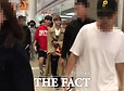[더팩트] [단독 영상] 워너원 매니저, 인천공항서 몰린 팬들 밀치며 욕설