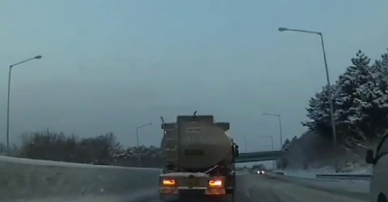 눈길에 심하게 미끄러지는 영상입니다. 안전운전 하세요~