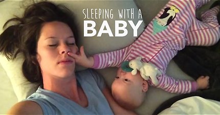 엄마가 자는척 하니까 옆에서 장난치는 아기(귀여움 주의).gif | 인스티즈