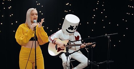 AnneMarie) FRIENDS 다른 분위기로 부른 라이브 | 인스티즈