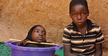 플라스틱 대야에 사는 여성 | 인스티즈