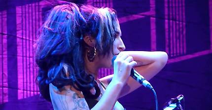 에이미 와인하우스 사망 한 달 전 마지막 공연 모습 | 인스티즈