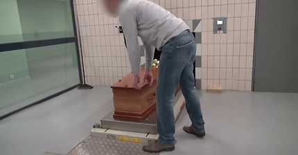 화장 가마에 들어가는 관 | 인스티즈