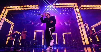 브루노 마스 - versace on the floor 첫 라이브 방송 무대(billboard music awards 2017) | 인스티즈