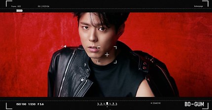 자기가 찍은 광고 사진 가져가는 박보검.gif | 인스티즈