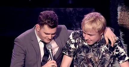 가수 콘서트에서 어떤 엄마가 자기 아들 노래 한번만 시켜달라해서 가수가 즉석으로 아들 불러서 노래 부르는데 잘해서 무대 뒤집어지는 거 본 적 있음??? | 인스티즈