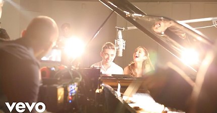 피처링한 가수와 무대하는 걸 보기 힘들어진 아리아나 그란데 노래들 | 인스티즈