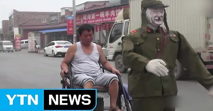 일본인 순사가 끌고 다니는 인력거 만든 중국인ㅋㅋㅋㅋㅋㅋㅋ | 인스티즈