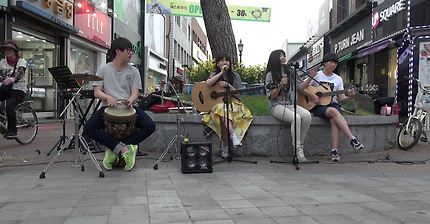 볼빨간사춘기 데뷔전 버스킹 | 인스티즈