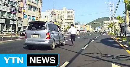 [단독영상] '제어 불가' 차량에 뛰어든 도로 위 의인 / YTN