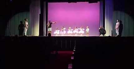 유치원 학예회에서 발레하다 우는 애기 달래러 무대로 출동한 영국 아빠 | 인스티즈