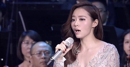 인간의 목소리로는 부를 수 없게 쓰여졌다는 영화 '제 5원소'의 디바송을 부르는 제인 장 | 인스티즈