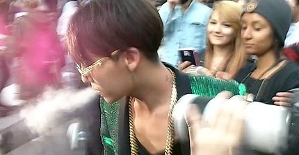 2014 입생로랑 파리 패션쇼에 나타난 지디에게 인종차별 발언하는 기자 | 인스티즈