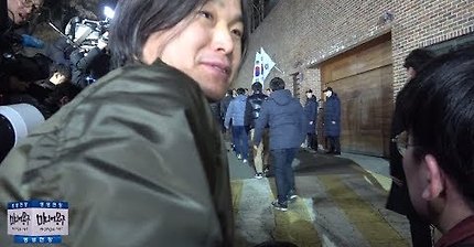 이명박 구속 지켜 본 주진우 기자 반응 영상 | 인스티즈