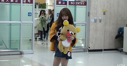 김포공항 입국하면서 벌칙(?)하는듯한 최유정 | 인스티즈