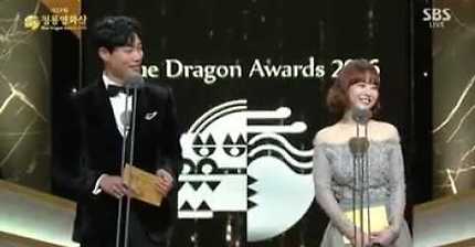 박보영이 쌍커풀 없다니까 만들어버리는 하정우 | 인스티즈