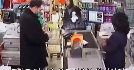 당신이 다운증후군 장애인에게 욕설하는 사람을 목격한다면 어떻게 하시겠습니까? (몰래카메라) | 인스티즈