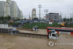 물난리 충북서 2명 실종..급류 휩쓸렸다 잇따라 구조
